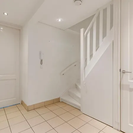 Spacious In Center With Private Patio *